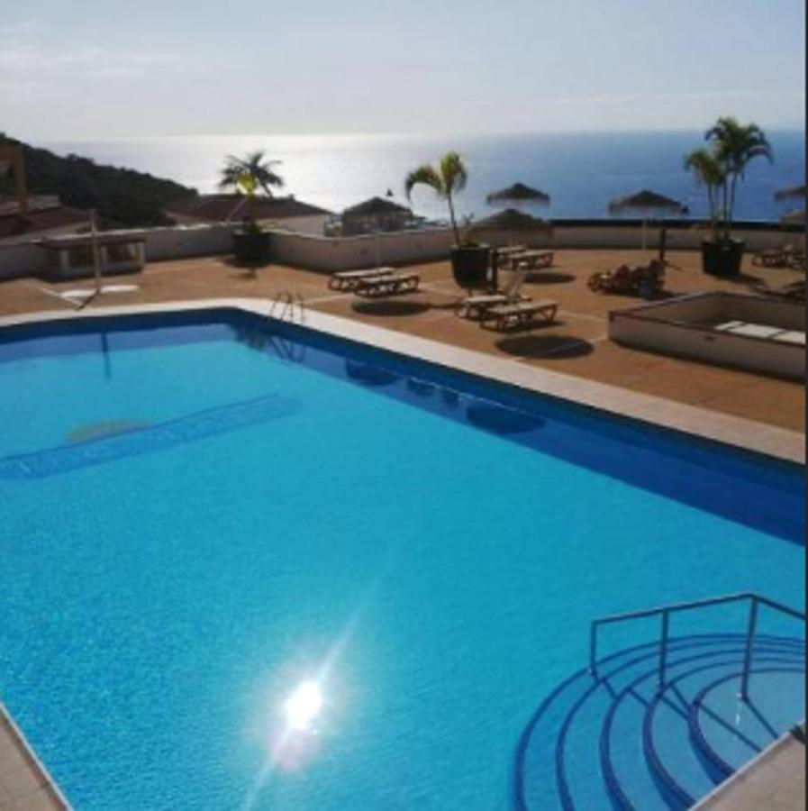 Sea View Oasis: Modern With Pool Apartment